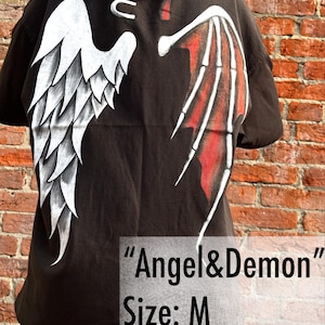 Engel und Dämon Flügel. Individuelles Baumwoll-T-Shirt mit Handmalerei.  Festliche Kleidung. Kunst T-Shirt mit Flügeln.