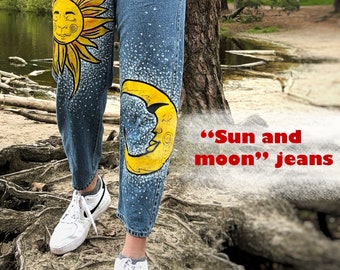 Jean personnalisé sur commande. Jean « Soleil et Lune ». Pantalon personnalisé. Peinture d'un jean d'après un motif floral. Pantalon en jean personnalisé.