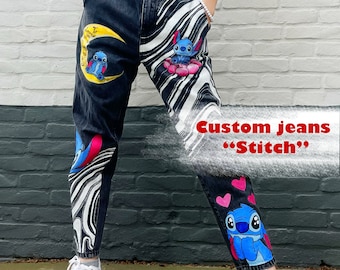 Jean personnalisé sur commande. Jean « Stitch ». Pantalon personnalisé. Peinture d'un jean d'après le design Disney. Pantalon en jean personnalisé.