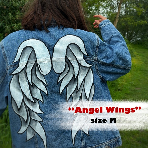 Veste en jean personnalisée peinte à la main. "Ailes d'ange". Veste en jean noire. Vêtements de fête. Peinture de vêtements sur commande.