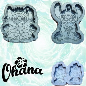 Könnte beinhalten: Vier graue Silikonformen mit der Figur Stitch aus Lilo & Stitch. Die Formen sind in verschiedenen Posen, darunter eine mit dem Wort "Ohana" und einer Blumengrafik. Der Hintergrund ist hellblau mit einem Muster.