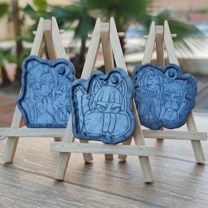 Könnte beinhalten: Eine weiße Keramik-Tasse mit schwarzem Henkel und dem Text "But First, Coffee" in schwarzer, fetter Schrift. Die Tasse steht auf einer weißen Oberfläche.