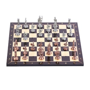 Middelgroot Romeins schaakspel van metaal, antiek geïnspireerd, MDF houten schaakbord met walnootpatroon (37x37 cm)