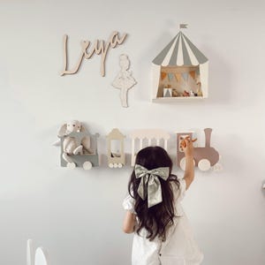 Kinderkamerdecoratie, houten treinset voor kinderkamer, houten treinplank hangend, decoratieve houten trein met vier wagons.