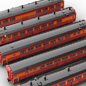 Puede incluir: Un conjunto de cinco vagones de tren de pasajeros rojos y naranjas con techos negros. Los vagones tienen ventanas y puertas.