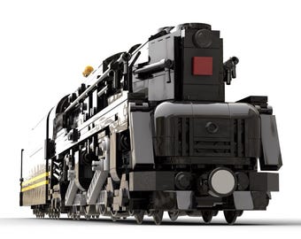 Könnte beinhalten: Eine schwarze und silberne Modellzuglokomotive mit einem gelben Streifen. Der Zug ist aus Kunststoff und hat ein detailliertes Design. Die Lokomotive ist nach vorne gerichtet und hat einen großen, schwarzen Schornstein.