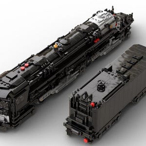 Op de afbeelding: Een gedetailleerd zwart model van een trein en tender, geconstrueerd uit in elkaar grijpende blokken. De trein heeft rode en gele accenten, met een zilverkleurige ketel. De tender is een aparte, rechthoekige wagen. Het model staat tegen een witte achtergrond.