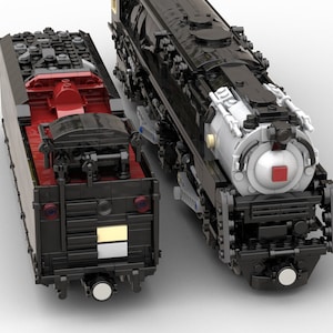 以下が含まれることがあります： 黒と銀の模型機関車と黒い貨車。機関車は正面に赤い四角形があり、貨車は後ろに赤いライトがついています。