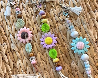 Handmade Daisy Keychain: Floral Beaded Tassel Charm