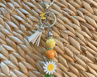 Handmade Daisy Flower Keychain: Beaded Tassel Charm