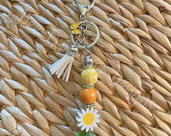 Handmade Daisy Flower Keychain: Beaded Tassel Charm