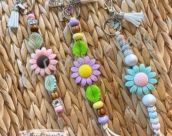 Handmade Daisy Keychain: Floral Beaded Tassel Charm