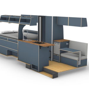 Puede incluir: Una vista en sección transversal del interior de una autocaravana, que muestra una cama, una cocina y una zona de estar. Las paredes son de color azul oscuro y los armarios son de madera. El suelo es de tablones de madera.