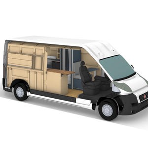 Puede incluir: Una furgoneta blanca con una vista lateral recortada que revela un interior de caravana. El interior cuenta con paneles de madera clara, una encimera de madera, una mesa pequeña y dos asientos delanteros negros con techo blanco.