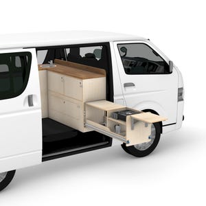 Può includere: Furgone bianco con interni personalizzati. La porta laterale è aperta, rivelando un angolo cottura con armadietti e una zona cottura estraibile. L'interno presenta un lavello e piani di lavoro in legno.