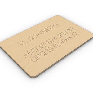 Puede incluir: Una taza de cerámica blanca con un asa negra y el texto "But First, Coffee" en un estilo manuscrito. La taza está sobre una superficie blanca. La taza es probablemente para bebidas calientes.