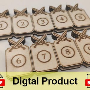 Könnte beinhalten: Holzspielmarken mit den Zahlen 1 bis 9, jeweils mit gekreuzten Schwertern oben. Die Marken sind hellbraun mit dunklerem braunen Rand und Nummerierung. Die Worte "Digital Product" stehen unten.