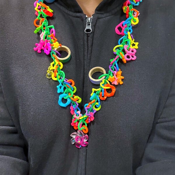 Zabawka dla ptaków w kształcie tęczowego naszyjnika (2 mm)