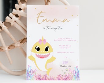 Pode incluir: Um convite de aniversário com um tubarão de desenho animado. O convite apresenta o nome "Emma" em glitter dourado, o texto "is turning two" e detalhes do evento. O design inclui corais e bolhas em aquarela.