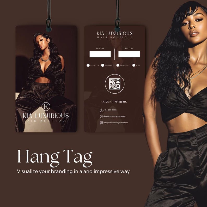 Op de afbeelding: Een hangtag met de tekst "KIA LUXURIOUS HAIR BOUTIQUE" en een foto van een vrouw met lang zwart haar. De tag bevat velden voor lengte en textuur, een QR-code en contactgegevens. De onderkant van de tag luidt "Hang Tag" en "Visualize your branding in a and impressive way."