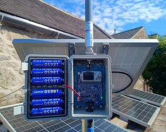 MeshCORE (eller Meshtatstic) Solcellsrepeater för utomhusbruk. Effekt +28 dBm [Heltec V4] och +21 dBm [Heltec V3], EU 868 MHz EU 915 MHz +5,5 dBi (40 cm) antenn