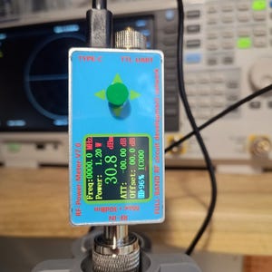 MeshCORE (of Meshtatstic) zonne-buitenrepeater. Vermogen +28 dBm [Heltec V4] en +21 dBm [Heltec V3], EU 868 MHz EU 915 MHz + 5,5 dBi (40 cm) antenne Helec V4 (+28dBm)