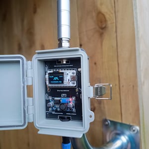 MeshCORE/Meshtastic outdoor repeater (868/915), Heltec V4 (+28dBm) or V3 (+21dBm) board, +5.5dBi or +3.0Bi antenna, 12V cable & 38mm bracket