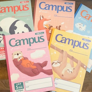Peut inclure: Plusieurs cahiers Campus colorés avec des illustrations d'animaux. Les cahiers présentent un panda, un renard, un ours polaire, une loutre et un paresseux. Chaque cahier a un quadrillage et un espace pour le titre, la classe et le nom.