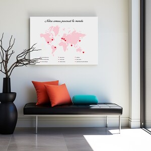 Affiche carte du monde personnalisée rose pour les amoureux du voyage : Voyages romantiques, cadeau couple aventurier, déco murale.