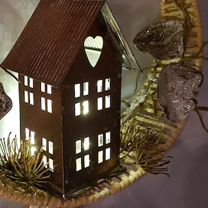 Kranz Unikat, zeitlos, stehend oder hängend, Ring mit Papierkordel Natur, Eyecatcher Haus, LED mit Timer - Modell 25073/2025