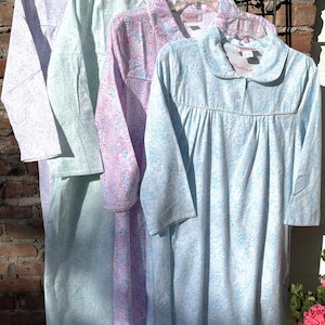 Puede incluir: Cuatro camisones de manga larga con estampado paisley. Los camisones son en tonos de azul claro, verde, rosa y blanco. Los camisones tienen cierre de botón en el cuello y un cuello con volantes.