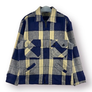 Puede incluir: Una chaqueta de franela a cuadros azul y crema con cierre de cremallera y dos grandes bolsillos de solapa.