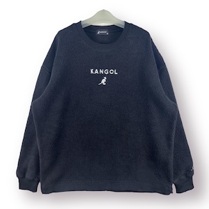Op de afbeelding: Zwarte fleece trui met een wit geborduurd kangoeroe logo en het woord "Kangol" op de voorkant.