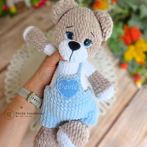 Patrón de osito de crochet NOR Amigurumi: Peluche con overol (Patrón PDF)
