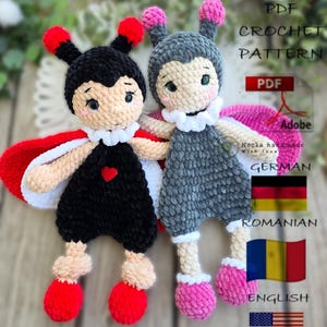 Op de afbeelding: Twee handgemaakte gehaakte poppen, één zwart en één grijs, met rode en roze accenten. De poppen hebben antennes, vleugels en dragen outfits. De zwarte pop heeft een rood hart op haar outfit. De afbeelding bevat de tekst "PDF Crochet Pattern".