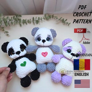 Può includere: Tre panda all'uncinetto fatti a mano in bianco, nero e grigio, con dettagli a cuore. Gli orsi hanno grandi occhi espressivi e sono esposti su una superficie chiara. L'immagine include il testo "PDF Crochet Pattern".