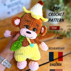 Può includere: Una bambola a forma di scimmia all'uncinetto con un cappello a forma di banana. La scimmia è marrone con dettagli rosa e gialli, indossa una salopette gialla. Il testo "PDF Crochet Pattern" e le bandiere rumena e inglese sono visibili.
