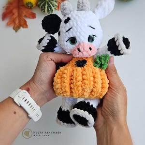 Peluche de vaca de ganchillo: Traje de calabaza de Halloween (Patrón de ganchillo fácil)