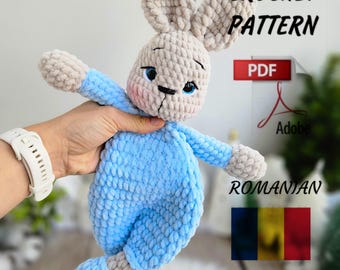 Könnte beinhalten: Häkelmuster-PDF für ein blaues und beiges Plüsch-Hasenspielzeug. Das Muster ist sowohl in Englisch als auch in Rumänisch verfügbar. Das PDF ist von Adobe.
