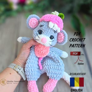 Könnte beinhalten: Ein handgemachtes Holzschneidebrett mit natürlicher Oberfläche. Das Brett hat eine Baumkante auf einer Seite und eine rechteckige Form. Es ist etwa 45 cm lang und 30 cm breit.