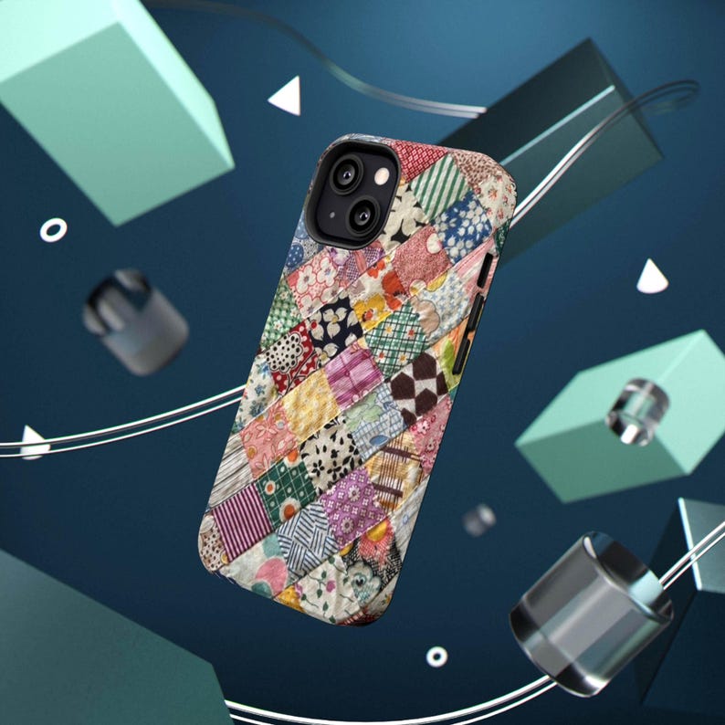Op de afbeelding: Een smartphonehoesje met een veelkleurig patchworkontwerp bestaande uit diverse kleine vierkante stofpatronen, waaronder bloemen-, gestreepte en geometrische prints in tinten rood, blauw, geel, groen en wit met een zwarte camera-uitsparing.
