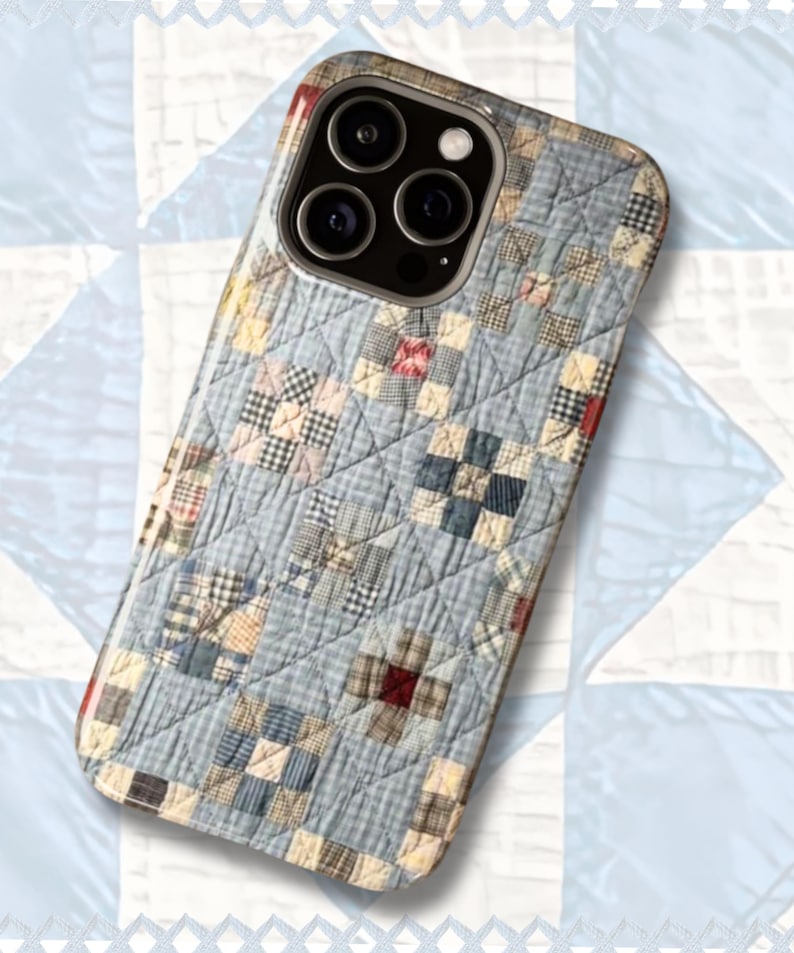 Puede incluir: Una funda para smartphone con un patr&oacute;n de tela acolchada sobre un fondo de cuadros vichy azul claro y peque&ntilde;os parches cuadrados en tonos azul, blanco, rojo y beige. El dise&ntilde;o presenta una textura de costuras en forma de rombos.