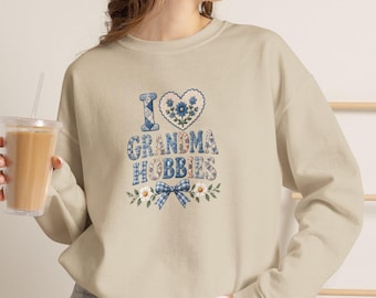 Sudadera "I Heart Grandma Hobbies" / Bordado floral, tejido, diseño de costura / Patchwork / Estilo cottagecore /