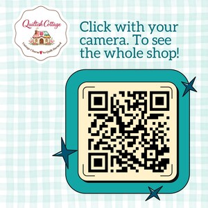 Puede incluir: Un c&oacute;digo QR cuadrado con borde verde azulado y detalles de estrellas azul oscuro sobre un fondo de cuadros azul claro. El texto dice: Click with your camera. To see the whole shop! Un logotipo de Quiltish Cottage aparece arriba a la izquierda.
