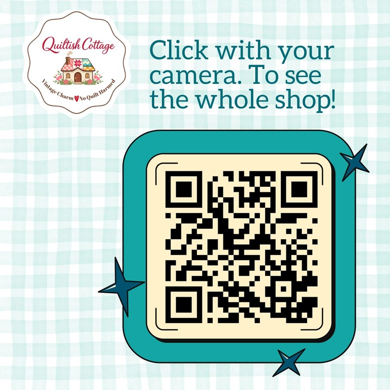 Puede incluir: Un c&oacute;digo QR cuadrado con borde verde azulado y detalles de estrellas azul oscuro sobre un fondo de cuadros azul claro. El texto dice: Click with your camera. To see the whole shop! Un logotipo de Quiltish Cottage aparece arriba a la izquierda.