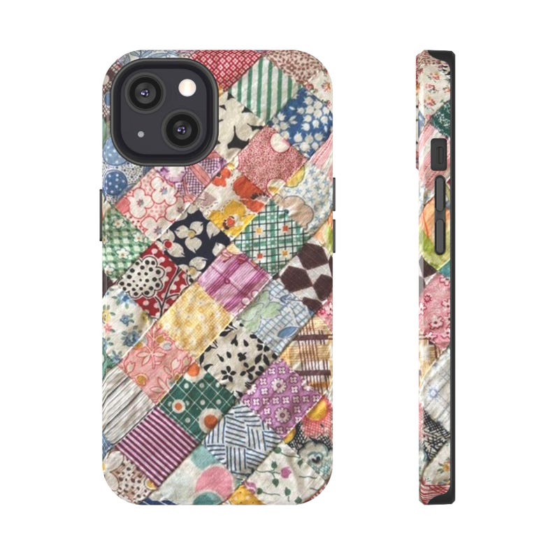 Op de afbeelding: Een smartphonehoesje met een veelkleurig patchwork-quiltpatroon in een diagonaal raster. Het ontwerp bestaat uit diverse kleine vierkantjes met uiteenlopende bloemen-, streep- en geometrische prints in tinten rood, blauw, groen en geel.