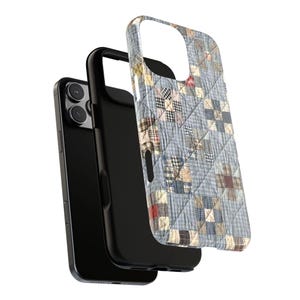 Puede incluir: Una funda para smartphone con un patr&oacute;n de patchwork acolchado en azul y blanco con peque&ntilde;os cuadrados en tonos rojo, beige y azul marino. La funda se muestra en una vista explosionada, revelando una carcasa interior negra y la parte trasera de un smartphone gris.
