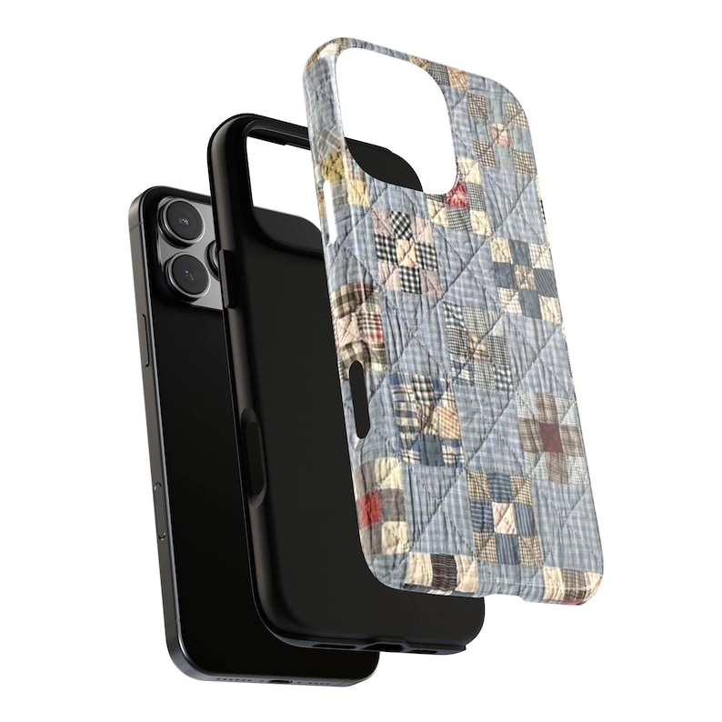 Puede incluir: Una funda para smartphone con un patr&oacute;n de patchwork acolchado en azul y blanco con peque&ntilde;os cuadrados en tonos rojo, beige y azul marino. La funda se muestra en una vista explosionada, revelando una carcasa interior negra y la parte trasera de un smartphone gris.