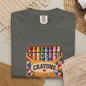 Buntes T-Shirt mit Kunstmotiv | Lehrer-Shirt | Boho-Top mit Patchwork-Muster | Buntstifte | Quiltmuster