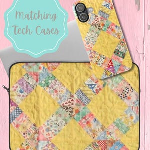 Può includere: Custodie tecnologiche gialle con un design patchwork. Le custodie includono una custodia per laptop e una custodia per telefono. Il patchwork presenta vari tessuti floreali e fantasia. Il testo "Matching Tech Cases" è visualizzato su sfondo turchese.